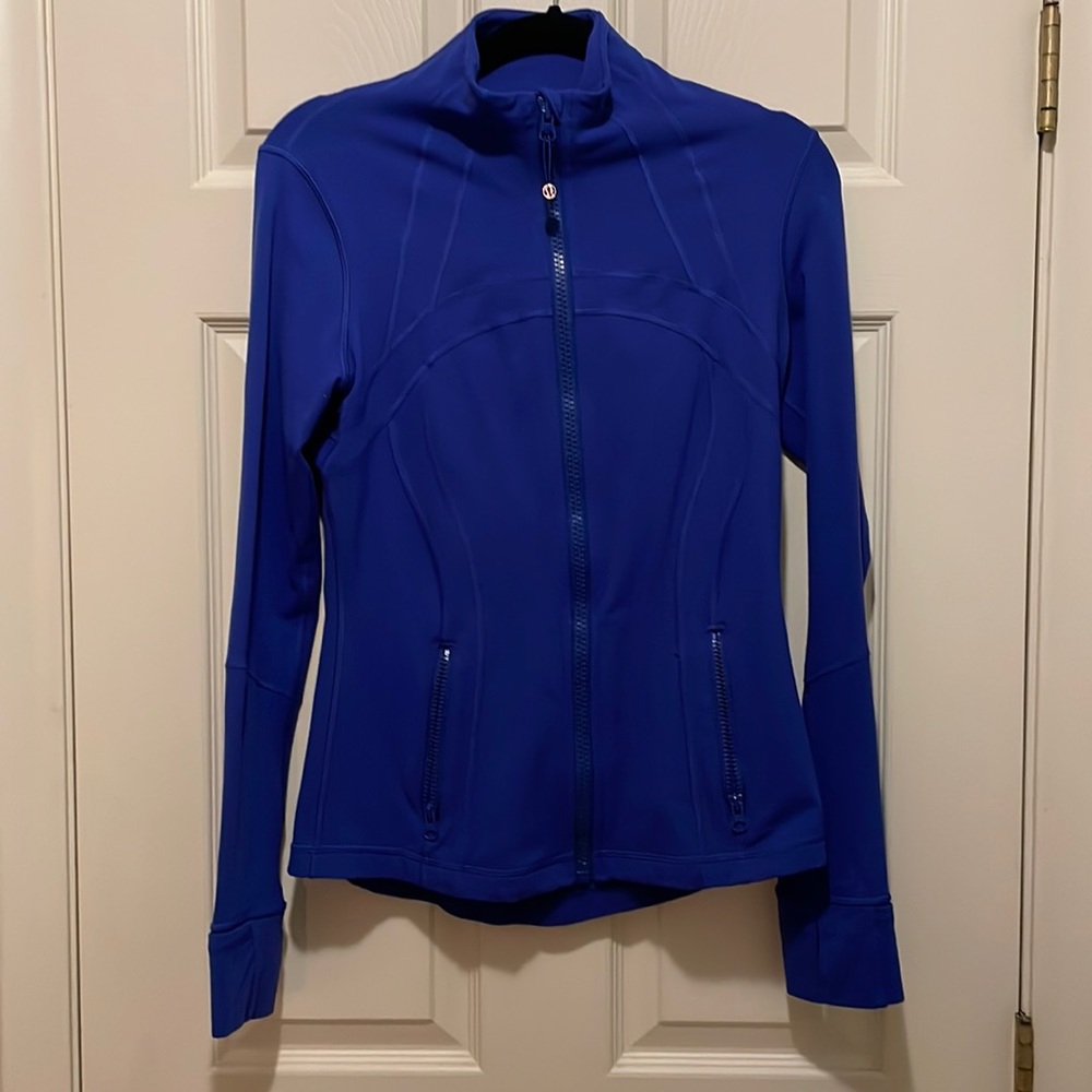 Blue Lululemon jacket women’s size 6 or 8.  Sorry my daughter took tags out.
